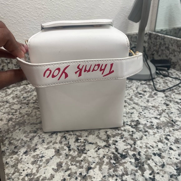 I have a white red and gold Chinese takeout handbag that has never been used!! - Picture 4 of 6